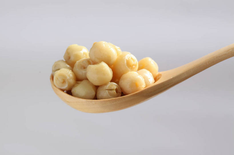 无人,横图,俯视,室内,特写,白天,浆果,一把,一堆,许多,堆叠,堆积,灰色背景,木制,勺子,果实,很多,黄色,木制品,调羹,汤匙,摄影,影棚,堆,摄影棚,川楝子,金铃子,苦楝子,楝果子,楝实,楝子,土楝实,土楝子,彩图,高角度拍摄,影棚拍摄,拍摄,shjb1