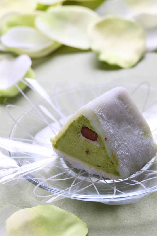 点心,无人,竖图,俯视,室内,特写,白天,下午茶,餐桌,桌子,餐具,玻璃,一块,阴影,朦胧,模糊,盛开,反射,碟子,盘,三角形,图形,影子,食品,几何,花蕾,玻璃制品,花,花瓣,花朵,鲜花,食物,糕点,一个,绿色,白色,盘子,碟,花苞,花蕊,单个,餐台,抹茶蛋糕,数学,彩图,高角度拍摄,几何学,几何图形,蛋糕,shjb1