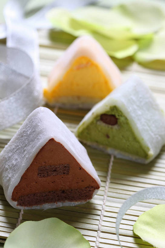 点心,无人,竖图,俯视,室内,特写,白天,下午茶,餐桌,桌子,三块,阴影,竹制,朦胧,模糊,盛开,反射,三角形,丝绸,丝带,图形,影子,竹席,食品,糖,糖果,甜点,甜品,缎带,几何,花蕾,巧克力蛋糕,绸带,花,花瓣,花朵,鲜花,食物,糕点,黄色,绿色,黑色,甜食,巧克力,花苞,花蕊,餐台,朱古力,抹茶蛋糕,竹制品,数学,彩图,高角度拍摄,几何学,几何图形,蛋糕,shjb1