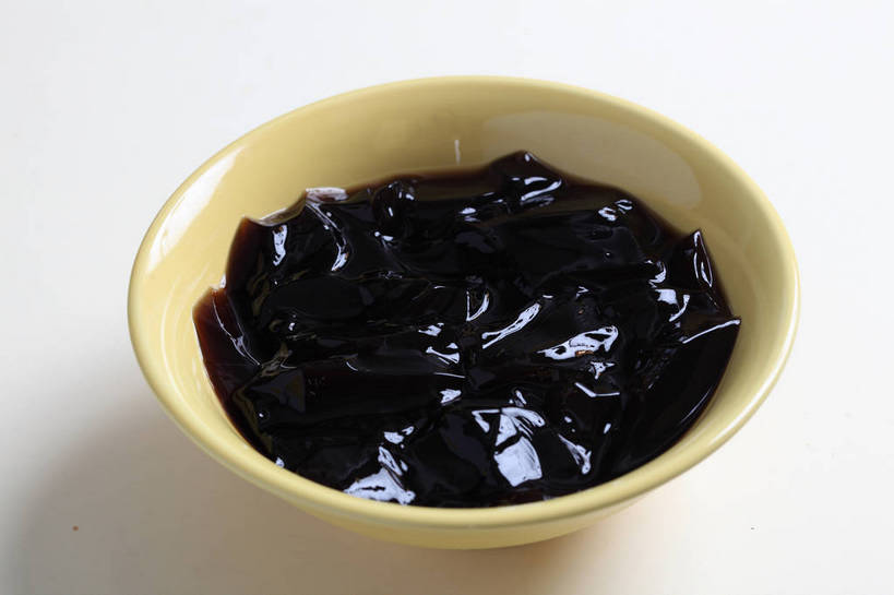 点心,无人,横图,俯视,室内,特写,白天,白色背景,植物,餐桌,桌子,雕塑,阴影,艺术,装饰,反射,雕刻,雕像,影子,陶瓷,星星,料理,食品,草药,药草,陶瓷制品,龟苓膏,美食,中药,食物,一个,黑色,容器,工艺品,碗,星形,中式,摄影,影棚,单个,餐台,储藏,华丽,修饰,美术,点缀,储存,摄影棚,药材,中草药,五角形,中药材,本草,美学,衬托,美观,雅致,雅观,五角星,彩图,高角度拍摄,影棚拍摄,拍摄,食雕,食品雕刻,食物雕刻,土茯苓,贮存,shjb1