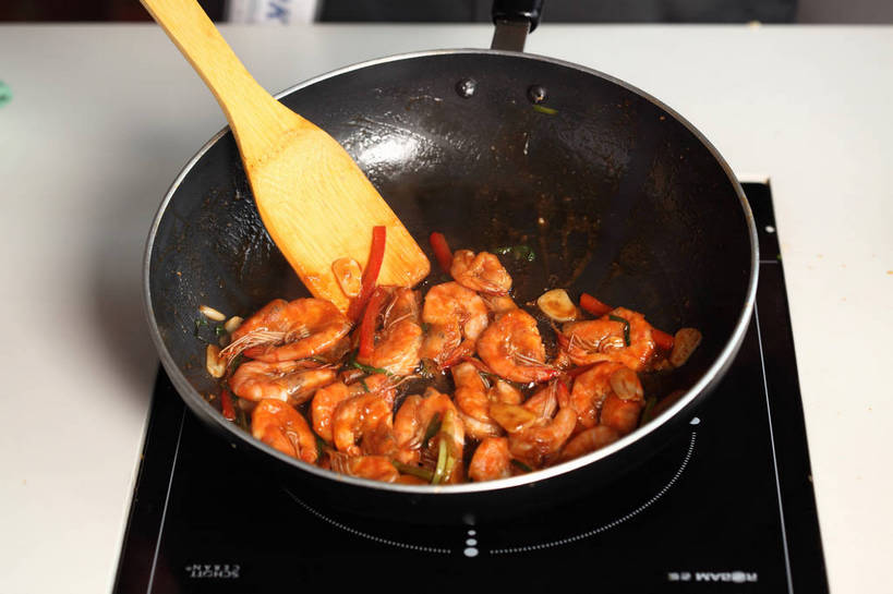 海鲜,无人,横图,俯视,室内,特写,白天,烹饪,中餐,餐桌,桌子,厨具,金属制品,阴影,反射,金属,木制,炒锅,锅子,影子,肉,虾,料理,食品,锅铲,锅,水产,菜肴,美食,肉类,海洋生物,食物,两个,木制品,橙色,中式,佳肴,对虾,餐台,锅具,中华料理,虾肉,电磁炉,水生动物,海产品,水生物,肉食,海底动物,烹饪用具,烹调用具,烹调,彩图,高角度拍摄,电磁灶,火锅炉,shjb1,炒大虾