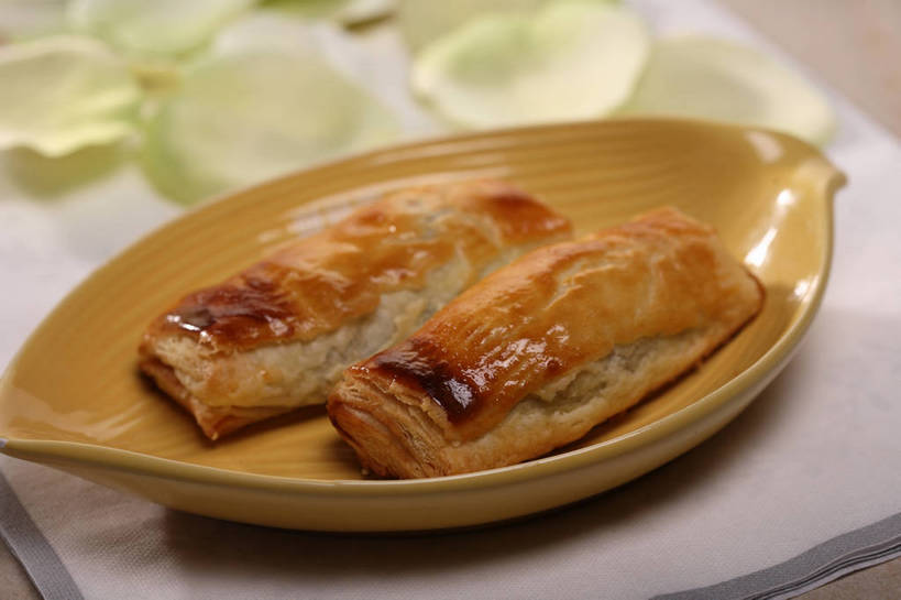 点心,无人,横图,俯视,室内,特写,白天,爱情,下午茶,幸福,纯洁,热情,餐桌,桌子,玫瑰,餐具,两块,阴影,朦胧,模糊,盛开,反射,碟子,盘,影子,食品,玫瑰花,浪漫,花蕾,花,花瓣,花朵,鲜花,食物,糕点,一个,黄色,绿色,盘子,餐巾,碟,花苞,花蕊,温暖,温馨,恩爱,单个,餐台,和睦,感动,千层酥,尊敬,拿破仑,保洁方巾,口布,天真,刺玫花,徘徊花,彩图,高角度拍摄,绿玫瑰,拿破仑蛋糕,融洽,蛋糕,shjb1