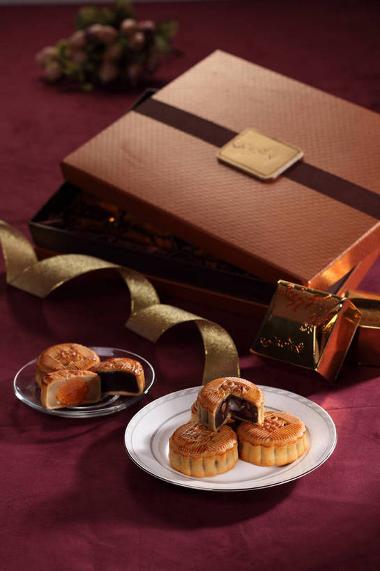 点心,月饼,无人,竖图,俯视,室内,特写,白天,餐桌,桌子,餐具,玻璃,中秋节,许多,切开,阴影,节日,朦胧,模糊,庆祝,盛开,反射,布料,碟子,盘,丝绸,丝带,影子,纸盒,陶瓷,蛋黄,料理,食品,面点,缎带,陶瓷制品,很多,花蕾,布纹,文化,美食,玻璃制品,绸带,盒子,桌布,花,花瓣,花朵,鲜花,食物,糕点,三个,红色,包装盒,盘子,餐巾,蝴蝶结,容器,碟,台布,花苞,花蕊,切,庆典,中式,餐台,纪念,储藏,储存,剖面,切面,中秋,宫饼,胡饼,团圆饼,小饼,月团,餐桌布,彩图,高角度拍摄,八月会,八月节,拜月节,端正月,秋节,团圆节,月节,月夕,贮存,咸蛋黄,蛋黄月饼,广式月饼,shjb1,豆沙馅月饼,广式豆沙月饼,豆沙月饼