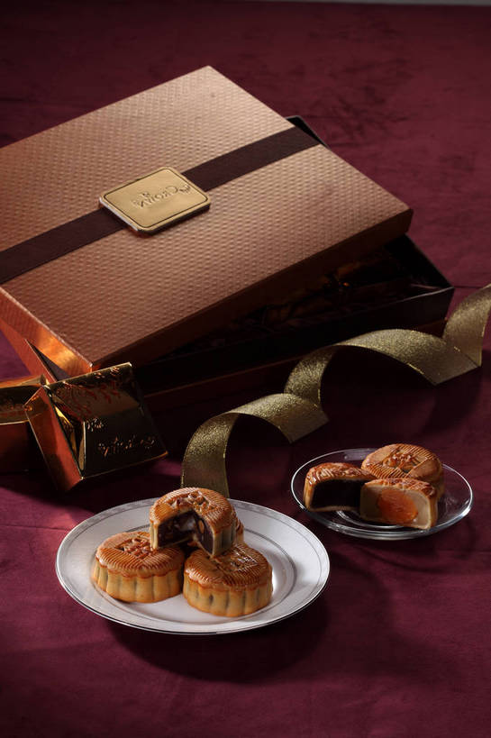 点心,月饼,无人,竖图,俯视,室内,特写,白天,餐桌,桌子,餐具,玻璃,中秋节,许多,切开,阴影,节日,朦胧,模糊,庆祝,反射,布料,碟子,盘,丝绸,丝带,影子,纸盒,陶瓷,蛋黄,料理,食品,面点,缎带,陶瓷制品,很多,布纹,文化,美食,玻璃制品,绸带,盒子,桌布,食物,糕点,三个,红色,包装盒,盘子,餐巾,蝴蝶结,容器,碟,台布,切,庆典,中式,餐台,纪念,储藏,储存,剖面,切面,中秋,宫饼,胡饼,团圆饼,小饼,月团,餐桌布,彩图,高角度拍摄,八月会,八月节,拜月节,端正月,秋节,团圆节,月节,月夕,贮存,咸蛋黄,蛋黄月饼,广式月饼,shjb1,豆沙馅月饼,广式豆沙月饼,豆沙月饼