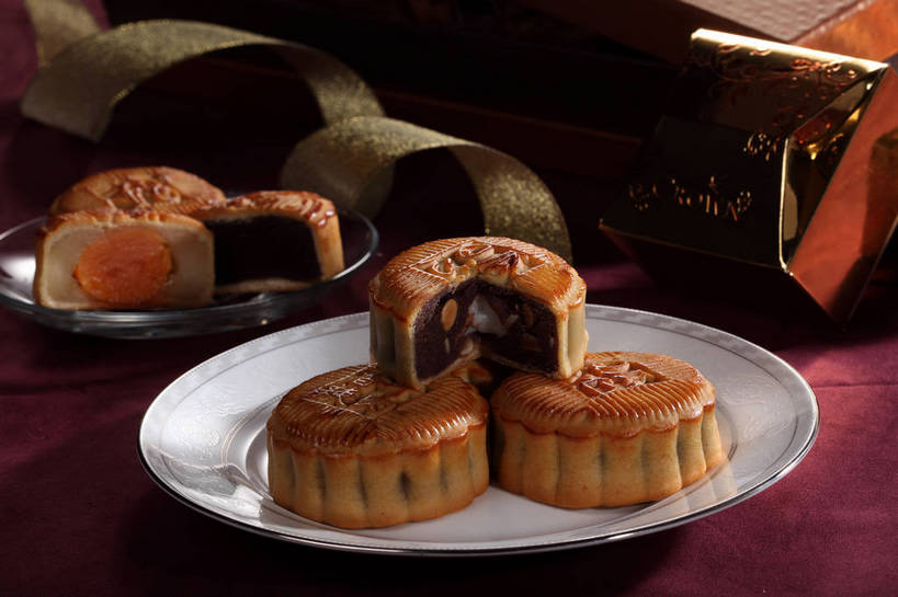 点心,月饼,无人,横图,俯视,室内,特写,白天,餐桌,桌子,餐具,玻璃,中秋节,许多,切开,阴影,节日,朦胧,模糊,庆祝,反射,布料,碟子,盘,丝绸,丝带,影子,纸盒,陶瓷,蛋黄,料理,食品,面点,缎带,陶瓷制品,很多,布纹,文化,美食,玻璃制品,绸带,盒子,桌布,食物,糕点,三个,红色,包装盒,盘子,餐巾,蝴蝶结,容器,碟,台布,切,庆典,中式,餐台,纪念,储藏,储存,剖面,切面,中秋,宫饼,胡饼,团圆饼,小饼,月团,餐桌布,彩图,高角度拍摄,八月会,八月节,拜月节,端正月,秋节,团圆节,月节,月夕,贮存,咸蛋黄,蛋黄月饼,广式月饼,shjb1,豆沙馅月饼,广式豆沙月饼,豆沙月饼