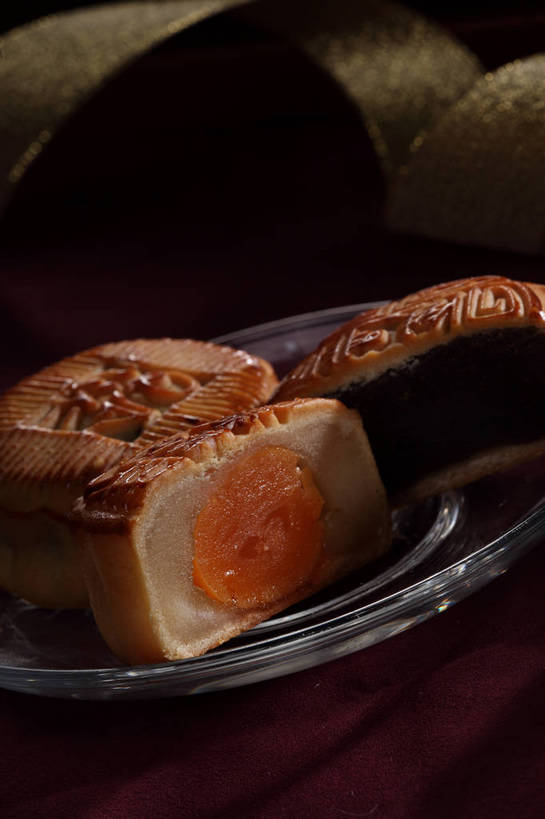 点心,月饼,无人,竖图,俯视,室内,特写,白天,餐桌,桌子,餐具,玻璃,中秋节,切开,阴影,节日,朦胧,模糊,庆祝,反射,碟子,盘,丝绸,丝带,影子,蛋黄,料理,食品,面点,缎带,文化,美食,玻璃制品,绸带,食物,糕点,三个,一个,盘子,碟,切,庆典,中式,单个,餐台,纪念,剖面,切面,中秋,宫饼,胡饼,团圆饼,小饼,月团,彩图,高角度拍摄,八月会,八月节,拜月节,端正月,秋节,团圆节,月节,月夕,咸蛋黄,蛋黄月饼,广式月饼,shjb1,豆沙馅月饼,广式豆沙月饼,豆沙月饼