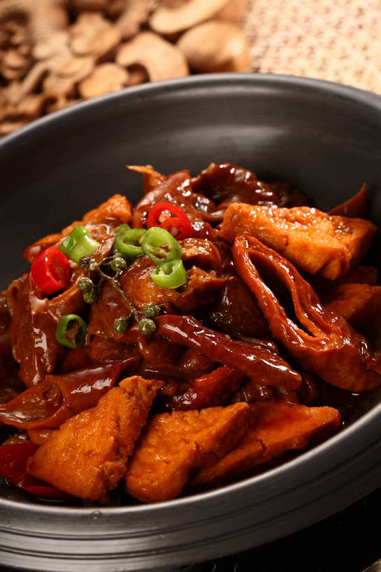 豆腐,内脏,肠,无人,交叉,竖图,俯视,室内,特写,白天,烹饪,中餐,餐桌,桌子,竹子,辣椒,蔬菜,厨具,木雕,雕塑,阴影,竹制,新鲜,艺术,装饰,编织,反射,雕刻,雕像,锅子,砂锅,影子,陶瓷,青椒,调味,香料,佐料,料理,食品,陶瓷制品,锅,猪大肠,菜肴,美食,食物,一个,红色,绿色,黑色,工艺品,中式,佳肴,有机食品,绿色食品,单个,餐台,锅具,纪念,中华料理,竹条,交织,美术,花椒,山椒,配料,竹制品,豆制品,主题,肠子,陈列,烹饪用具,辣角,红海椒,大椒,辣虎,广椒,功能,美学,作料,穿插,大花椒,狗椒,红花椒,青花椒,蜀椒,香椒,烹调用具,辣子,红辣椒,红椒,海椒,番椒,烹调,彩图,高角度拍摄,猪肠,shjb1,大肠烧豆腐