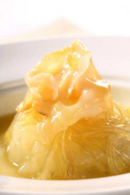 无人,竖图,俯视,室内,特写,白天,烹饪,中餐,餐桌,桌子,一堆,阴影,堆叠,堆积,朦胧,模糊,反射,影子,陶瓷,料理,食品,陶瓷制品,菜肴,美食,食物,一个,黄色,白色,容器,碗,中式,佳肴,单个,餐台,中华料理,储藏,堆,鱼翅,储存,鲛鲨翅,鲛鱼翅,金丝菜,沙鱼翅,鲨鱼翅,鲨鱼鳍,彩图,高角度拍摄,贮存,shjb1