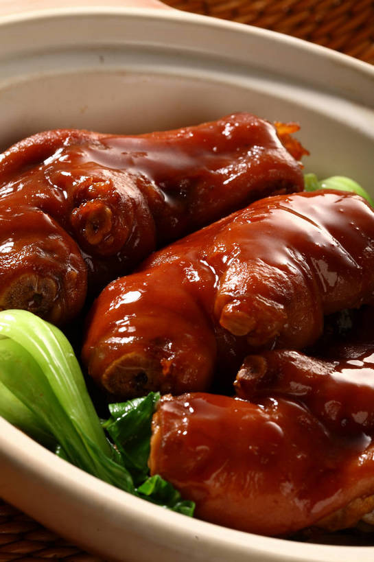 无人,交叉,竖图,俯视,室内,特写,白天,烹饪,中餐,餐桌,桌子,竹子,蔬菜,一排,阴影,竹制,新鲜,整齐,编织,反射,影子,陶瓷,青菜,红烧,料理,食品,陶瓷制品,猪手,猪蹄,猪爪,菜肴,美食,食物,排列,三个,一个,红色,绿色,容器,碗,中式,佳肴,有机食品,绿色食品,单个,餐台,中华料理,储藏,竹条,交织,竹制品,储存,队列,小白菜,穿插,不结球白菜,猪脚,红烧菜,彩图,高角度拍摄,红烧猪蹄,贮存,shjb1