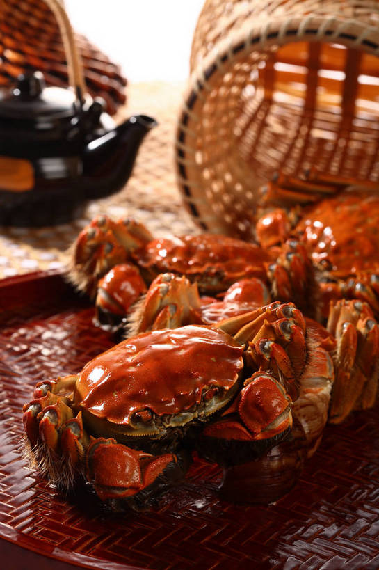 蟹,无人,交叉,竖图,俯视,室内,特写,白天,烹饪,中餐,餐桌,桌子,竹子,阴影,竹制,朦胧,模糊,编织,反射,螃蟹,壶,篮子,影子,陶瓷,料理,食品,陶瓷制品,菜肴,美食,水壶,食物,两个,红色,黑色,茶壶,容器,竹篮,中式,佳肴,餐台,中华料理,竹条,交织,竹制品,清蒸,穿插,甲壳动物,彩图,高角度拍摄,清蒸菜,清蒸蟹,shjb1
