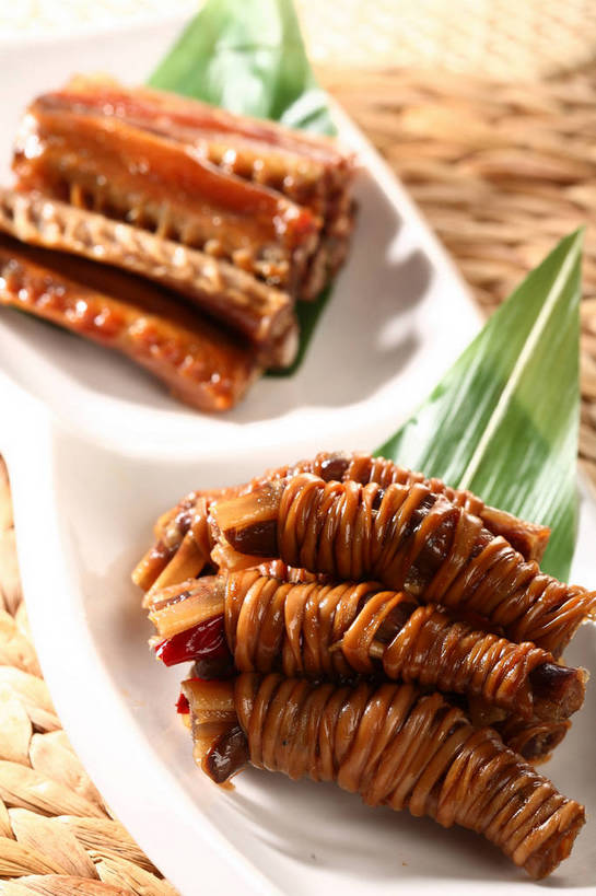 无人,交叉,竖图,俯视,室内,特写,白天,烹饪,中餐,餐桌,桌子,竹子,餐具,叶子,阴影,竹制,朦胧,模糊,编织,反射,碟子,盘,影子,粽叶,肉,料理,食品,绿叶,鸭肉,菜肴,美食,肉类,食物,一个,白色,盘子,碟,中式,嫩叶,佳肴,单个,餐台,中华料理,竹条,交织,竹制品,肉食,鸭爪,箬叶,芦苇叶,穿插,叶,叶片,彩图,高角度拍摄,鸭脚,安徽菜,shjb1,鸭脚包