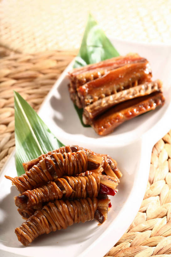 无人,交叉,竖图,俯视,室内,特写,白天,烹饪,中餐,餐桌,桌子,竹子,餐具,叶子,阴影,竹制,朦胧,模糊,编织,反射,碟子,盘,影子,粽叶,肉,料理,食品,绿叶,鸭肉,菜肴,美食,肉类,食物,一个,白色,盘子,碟,中式,嫩叶,佳肴,单个,餐台,中华料理,竹条,交织,竹制品,肉食,鸭爪,箬叶,芦苇叶,穿插,叶,叶片,彩图,高角度拍摄,鸭脚,安徽菜,shjb1,鸭脚包