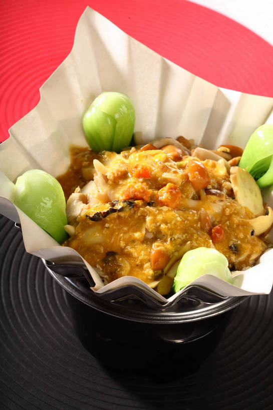 内脏,无人,竖图,俯视,室内,特写,白天,烹饪,中餐,餐桌,桌子,蔬菜,厨具,金属制品,阴影,新鲜,反射,金属,锅子,影子,青菜,浓汤,肉,汤,料理,食品,蟹肉,锅,羹,菜肴,美食,肉类,食物,红色,绿色,黑色,中式,佳肴,有机食品,绿色食品,餐台,锅具,中华料理,小白菜,肉食,蟹黄,烹饪用具,不结球白菜,烹调用具,烹调,彩图,高角度拍摄,shjb1,蟹黄羹