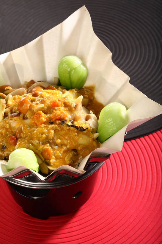 内脏,无人,竖图,俯视,室内,特写,白天,烹饪,中餐,餐桌,桌子,蔬菜,厨具,金属制品,阴影,新鲜,反射,金属,锅子,影子,青菜,浓汤,肉,汤,料理,食品,蟹肉,锅,羹,菜肴,美食,肉类,食物,红色,绿色,黑色,中式,佳肴,有机食品,绿色食品,餐台,锅具,中华料理,小白菜,肉食,蟹黄,烹饪用具,不结球白菜,烹调用具,烹调,彩图,高角度拍摄,shjb1,蟹黄羹