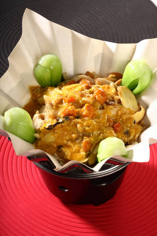 内脏,无人,竖图,俯视,室内,特写,白天,烹饪,中餐,餐桌,桌子,蔬菜,厨具,金属制品,阴影,新鲜,反射,金属,锅子,影子,青菜,浓汤,肉,汤,料理,食品,蟹肉,锅,羹,菜肴,美食,肉类,食物,红色,绿色,黑色,中式,佳肴,有机食品,绿色食品,餐台,锅具,中华料理,小白菜,肉食,蟹黄,烹饪用具,不结球白菜,烹调用具,烹调,彩图,高角度拍摄,shjb1,蟹黄羹