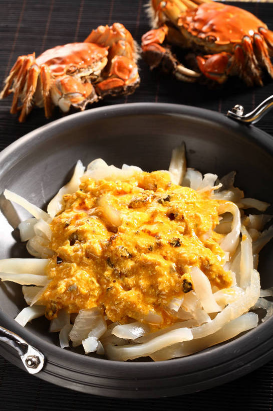 蟹,内脏,无人,竖图,俯视,室内,特写,白天,烹饪,中餐,餐桌,桌子,萝卜,白萝卜,蔬菜,厨具,阴影,新鲜,反射,螃蟹,锅子,砂锅,影子,陶瓷,肉,料理,食品,陶瓷制品,蟹肉,锅,菜肴,美食,肉类,食物,一个,黑色,中式,佳肴,有机食品,绿色食品,单个,餐台,锅具,中华料理,清蒸,肉食,蟹黄,烹饪用具,甲壳动物,烹调用具,莱菔,烹调,彩图,高角度拍摄,清蒸菜,清蒸蟹,shjb1