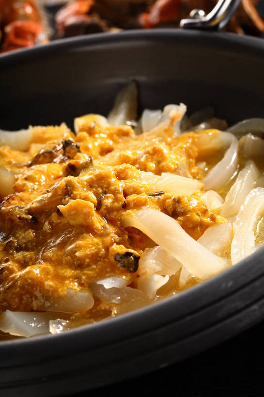 蟹,内脏,无人,竖图,俯视,室内,特写,白天,烹饪,中餐,餐桌,桌子,萝卜,白萝卜,蔬菜,厨具,阴影,新鲜,反射,螃蟹,锅子,砂锅,影子,陶瓷,肉,料理,食品,陶瓷制品,蟹肉,锅,菜肴,美食,肉类,食物,一个,黑色,中式,佳肴,有机食品,绿色食品,单个,餐台,锅具,中华料理,清蒸,肉食,蟹黄,烹饪用具,甲壳动物,烹调用具,莱菔,烹调,彩图,高角度拍摄,清蒸菜,清蒸蟹,shjb1