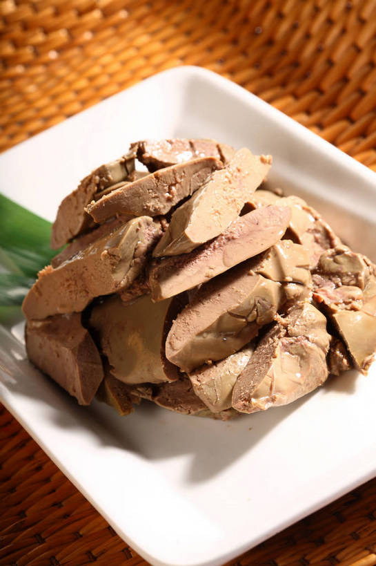 内脏,肝脏,无人,交叉,竖图,俯视,室内,特写,白天,烹饪,西餐,餐桌,桌子,竹子,餐具,叶子,切开,阴影,竹制,编织,反射,碟子,盘,影子,料理,食品,绿叶,菜肴,美食,食物,一个,白色,盘子,碟,切,嫩叶,西式,佳肴,单个,餐台,竹条,交织,配菜,竹制品,剖面,切面,穿插,鹅肝,肝,叶,叶片,彩图,高角度拍摄,鹅肥肝,法国菜,shjb1