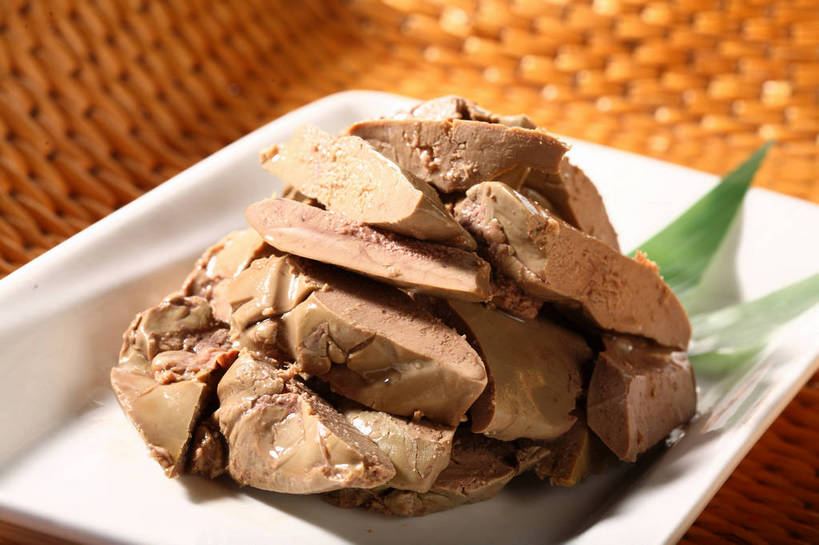 内脏,肝脏,无人,交叉,横图,俯视,室内,特写,白天,烹饪,西餐,餐桌,桌子,竹子,餐具,叶子,切开,阴影,竹制,编织,反射,碟子,盘,影子,料理,食品,绿叶,菜肴,美食,食物,一个,白色,盘子,碟,切,嫩叶,西式,佳肴,单个,餐台,竹条,交织,配菜,竹制品,剖面,切面,穿插,鹅肝,肝,叶,叶片,彩图,高角度拍摄,鹅肥肝,法国菜,shjb1