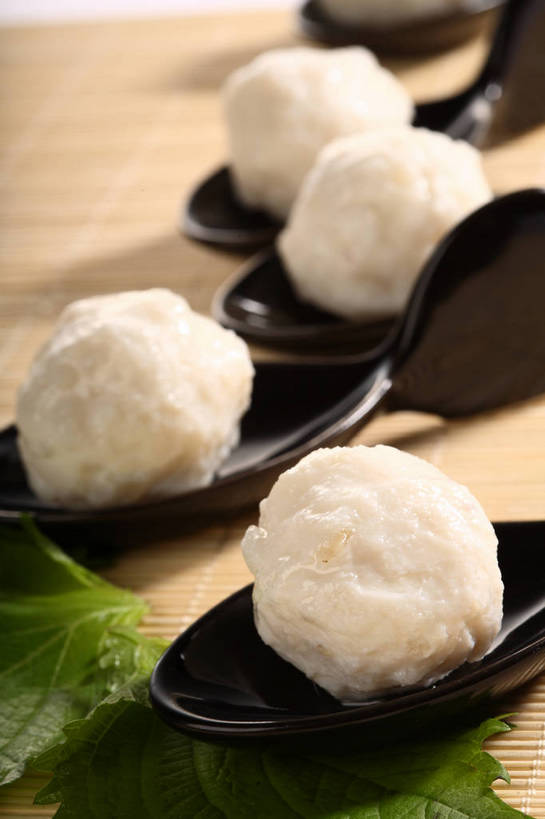 无人,竖图,俯视,室内,特写,白天,烹饪,中餐,植物,餐桌,桌子,叶子,阴影,竹制,朦胧,模糊,反射,纹理,影子,勺子,陶瓷,竹席,肉,鱼肉,料理,食品,绿叶,陶瓷制品,丸子,菜肴,美食,肉类,肉丸,鱼丸,食物,排列,绿色,白色,黑色,调羹,汤匙,四个,中式,嫩叶,佳肴,餐台,中华料理,竹制品,肉食,蒸菜,肌理,摆列,叶,叶片,叶脉,彩图,高角度拍摄,布列,分列,shjb1,蒸鱼丸