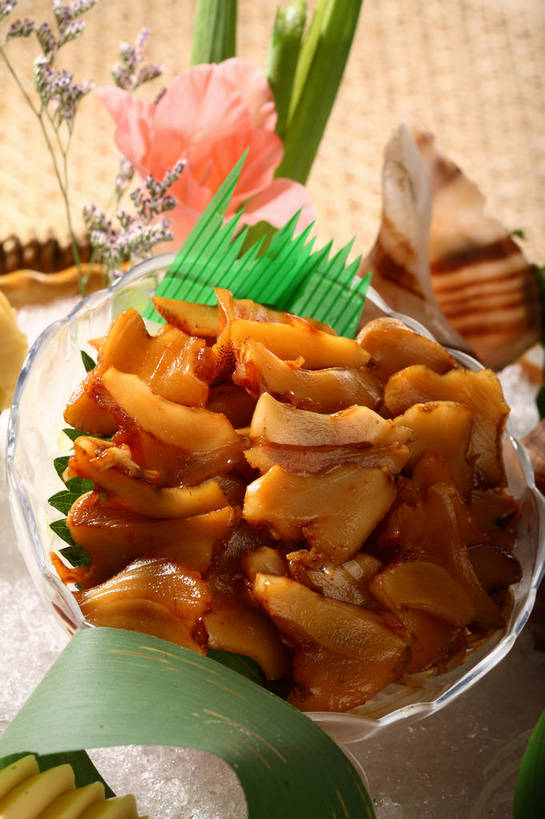 海鲜,无人,交叉,竖图,俯视,室内,特写,白天,餐桌,桌子,竹子,黄瓜,蔬菜,贝壳,叶子,玻璃,阴影,竹制,新鲜,盛开,编织,反射,篮子,影子,陶瓷,冰,粽叶,食品,绿叶,陶瓷制品,海螺,花蕾,冷冻,水产,海洋生物,玻璃制品,花,花瓣,花朵,鲜花,食物,三个,容器,竹篮,碗,花苞,花蕊,嫩叶,寒冷,有机食品,绿色食品,冷藏,餐台,储藏,竹条,软体动物,峨螺,海参,交织,配菜,冰冷,竹制品,储存,水生动物,海产品,水生物,棘皮动物,海底动物,箬叶,芦苇叶,保鲜,穿插,刺海参,叶,叶片,贝类外壳,海螺壳,软体动物外壳,青瓜,胡瓜,彩图,高角度拍摄,刺参,贮存,shjb1