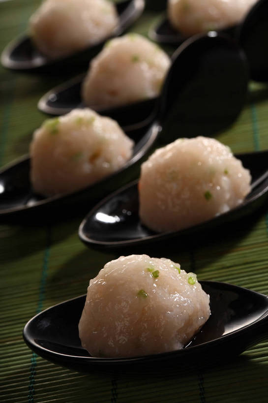 无人,竖图,俯视,室内,特写,白天,烹饪,中餐,餐桌,桌子,蔬菜,许多,阴影,竹制,朦胧,模糊,新鲜,反射,影子,勺子,陶瓷,竹席,葱,青葱,肉,鱼肉,料理,食品,陶瓷制品,丸子,很多,菜肴,美食,肉类,肉丸,鱼丸,食物,排列,黑色,调羹,汤匙,中式,佳肴,有机食品,绿色食品,餐台,中华料理,竹制品,肉食,蒸菜,摆列,彩图,高角度拍摄,布列,分列,shjb1,蒸鱼丸