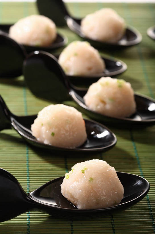 无人,竖图,俯视,室内,特写,白天,烹饪,中餐,餐桌,桌子,蔬菜,许多,阴影,竹制,朦胧,模糊,新鲜,反射,影子,勺子,陶瓷,竹席,葱,青葱,肉,鱼肉,料理,食品,陶瓷制品,丸子,很多,菜肴,美食,肉类,肉丸,鱼丸,食物,排列,黑色,调羹,汤匙,中式,佳肴,有机食品,绿色食品,餐台,中华料理,竹制品,肉食,蒸菜,摆列,彩图,高角度拍摄,布列,分列,shjb1,蒸鱼丸