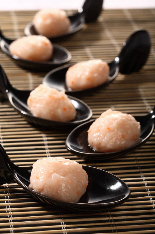 无人,竖图,俯视,室内,特写,白天,烹饪,中餐,餐桌,桌子,许多,阴影,竹制,朦胧,模糊,反射,影子,勺子,陶瓷,竹席,肉,鱼肉,料理,食品,陶瓷制品,丸子,很多,菜肴,美食,肉类,肉丸,鱼丸,食物,排列,粉色,黑色,调羹,汤匙,中式,佳肴,餐台,中华料理,竹制品,肉食,蒸菜,摆列,彩图,高角度拍摄,布列,分列,shjb1,蒸鱼丸