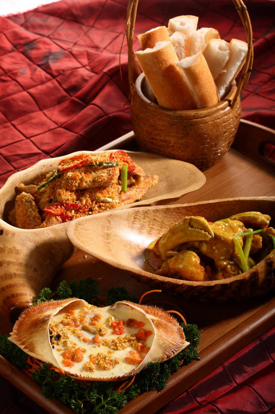 点心,面包,蟹,无人,交叉,竖图,俯视,室内,特写,白天,烹饪,中餐,餐桌,桌子,竹子,芹菜,蔬菜,餐具,叶子,阴影,竹制,新鲜,编织,反射,螃蟹,布料,碟子,篮子,盘,影子,料理,食品,面点,绿叶,布纹,菜肴,美食,桌布,食物,糕点,红色,盘子,餐巾,竹篮,碟,台布,中式,嫩叶,佳肴,有机食品,绿色食品,荷兰芹,欧芹,香芹,餐台,中华料理,竹条,交织,配菜,竹制品,川菜,青蟹,法香,巴西利,洋香菜,洋芫荽,法国香菜,旱芹菜,番荽,穿插,甲壳动物,四川菜,叶,叶片,餐桌布,彩图,高角度拍摄,香辣蟹,肉蟹,shjb1