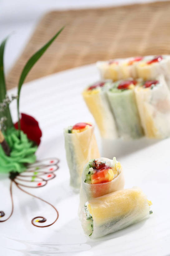 点心,无人,交叉,竖图,俯视,室内,特写,白天,烹饪,餐桌,桌子,竹子,蔬菜,餐具,叶子,阴影,竹制,朦胧,模糊,新鲜,盛开,编织,反射,碟子,盘,影子,料理,食品,绿叶,花蕾,春卷,菜肴,美食,花,花瓣,花朵,鲜花,食物,一个,白色,盘子,碟,果酱,零食,花苞,花蕊,日式,嫩叶,佳肴,有机食品,绿色食品,单个,餐台,竹条,交织,配菜,竹制品,薄饼,春饼,果子酱,越菜,越南菜,越南料理,穿插,百奇,叶,叶片,彩图,高角度拍摄,米皮,越南春卷,shjb1