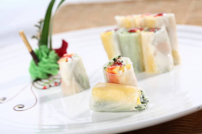 点心,无人,交叉,横图,俯视,室内,特写,白天,烹饪,餐桌,桌子,竹子,蔬菜,餐具,叶子,阴影,竹制,朦胧,模糊,新鲜,盛开,编织,反射,碟子,盘,影子,料理,食品,绿叶,花蕾,春卷,菜肴,美食,花,花瓣,花朵,鲜花,食物,一个,白色,盘子,碟,果酱,零食,花苞,花蕊,日式,嫩叶,佳肴,有机食品,绿色食品,单个,餐台,竹条,交织,配菜,竹制品,薄饼,春饼,果子酱,越菜,越南菜,越南料理,穿插,百奇,叶,叶片,彩图,高角度拍摄,米皮,越南春卷,shjb1