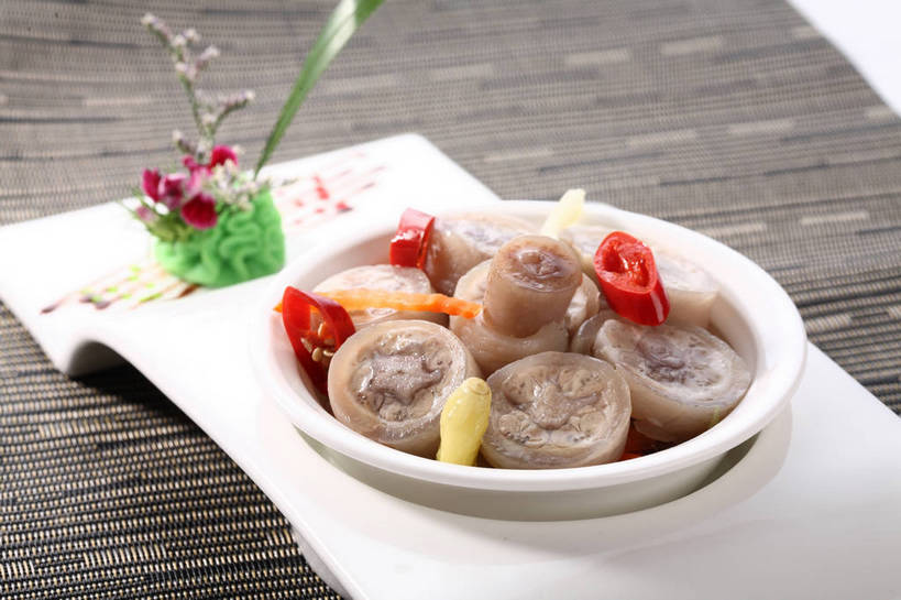 无人,横图,俯视,室内,特写,白天,烹饪,中餐,餐桌,桌子,辣椒,蔬菜,餐具,叶子,阴影,新鲜,盛开,反射,尾巴,碟子,盘,影子,陶瓷,调料,肉,料理,食品,绿叶,陶瓷制品,调味品,调味料,花蕾,猪肉,菜肴,美食,肉类,花,花瓣,花朵,鲜花,食物,两个,紫色,白色,盘子,容器,碟,碗,花苞,花蕊,中式,嫩叶,佳肴,有机食品,绿色食品,餐台,中华料理,泡椒,储藏,配菜,储存,肉食,辣角,红海椒,大椒,辣虎,广椒,豚肉,叶,叶片,猪尾巴,辣子,红辣椒,海椒,番椒,彩图,高角度拍摄,贮存,鱼辣子,猪尾,shjb1,香辣猪尾