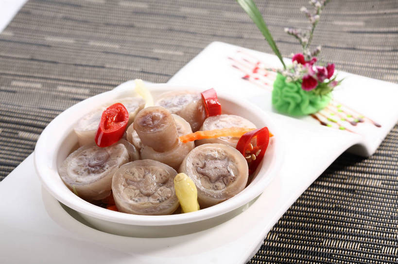 无人,横图,俯视,室内,特写,白天,烹饪,中餐,餐桌,桌子,辣椒,蔬菜,餐具,叶子,阴影,新鲜,盛开,反射,尾巴,碟子,盘,影子,陶瓷,调料,肉,料理,食品,绿叶,陶瓷制品,调味品,调味料,花蕾,猪肉,菜肴,美食,肉类,花,花瓣,花朵,鲜花,食物,两个,紫色,白色,盘子,容器,碟,碗,花苞,花蕊,中式,嫩叶,佳肴,有机食品,绿色食品,餐台,中华料理,泡椒,储藏,配菜,储存,肉食,辣角,红海椒,大椒,辣虎,广椒,豚肉,叶,叶片,猪尾巴,辣子,红辣椒,海椒,番椒,彩图,高角度拍摄,贮存,鱼辣子,猪尾,shjb1,香辣猪尾