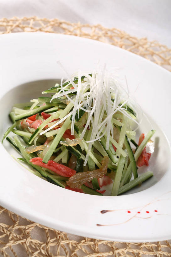 无人,竖图,俯视,室内,特写,白天,烹饪,中餐,餐桌,桌子,海蜇,黄瓜,蔬菜,餐具,阴影,新鲜,反射,碟子,盘,影子,料理,食品,冷盘,菜肴,美食,食物,一个,白色,盘子,碟,中式,冷菜,凉菜,佳肴,有机食品,绿色食品,单个,餐台,中华料理,海蜇丝,海蜇皮,青瓜,胡瓜,彩图,高角度拍摄,shjb1,凉拌黄瓜海蜇