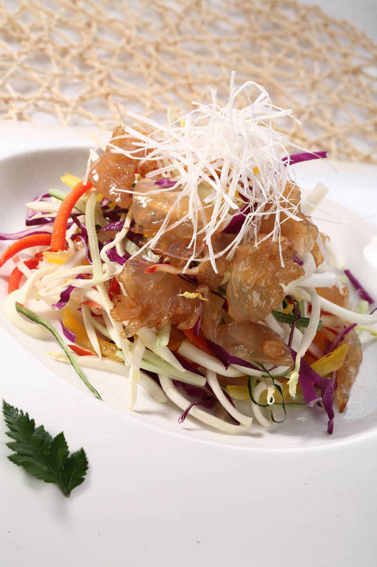 无人,竖图,俯视,室内,特写,白天,烹饪,中餐,餐桌,桌子,海蜇,黄瓜,蔬菜,椰菜,卷心菜,餐具,叶子,阴影,新鲜,反射,碟子,盘,影子,紫甘蓝,料理,食品,绿叶,冷盘,菜肴,美食,紫包菜,食物,一个,白色,盘子,碟,中式,嫩叶,赤甘蓝,甘蓝,冷菜,凉菜,佳肴,有机食品,绿色食品,单个,餐台,中华料理,配菜,海蜇丝,紫椰菜,海蜇皮,紫圆白菜,甘蓝菜,叶,叶片,青瓜,结球甘蓝,胡瓜,红甘蓝,甘兰,包心菜,彩图,高角度拍摄,圆白菜,shjb1,凉拌黄瓜海蜇