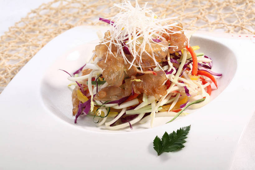 无人,横图,俯视,室内,特写,白天,烹饪,中餐,餐桌,桌子,海蜇,黄瓜,蔬菜,椰菜,卷心菜,餐具,叶子,阴影,新鲜,反射,碟子,盘,影子,紫甘蓝,料理,食品,绿叶,冷盘,菜肴,美食,紫包菜,食物,一个,白色,盘子,碟,中式,嫩叶,赤甘蓝,甘蓝,冷菜,凉菜,佳肴,有机食品,绿色食品,单个,餐台,中华料理,配菜,海蜇丝,紫椰菜,海蜇皮,紫圆白菜,甘蓝菜,叶,叶片,青瓜,结球甘蓝,胡瓜,红甘蓝,甘兰,包心菜,彩图,高角度拍摄,圆白菜,shjb1,凉拌黄瓜海蜇