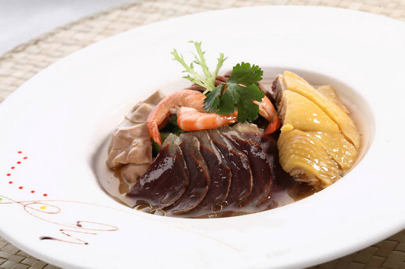 内脏,无人,交叉,横图,俯视,室内,特写,白天,烹饪,中餐,餐桌,桌子,竹子,餐具,叶子,阴影,竹制,编织,反射,碟子,盘,影子,鸡肉,肉,虾仁,牛肉,料理,食品,绿叶,猪肉,猪肚,菜肴,美食,肉类,食物,一个,白色,盘子,碟,中式,嫩叶,佳肴,单个,餐台,中华料理,竹条,虾肉,交织,配菜,竹制品,肉食,白斩鸡,豚肉,穿插,三黄油鸡,舌头,肚子,叶,叶片,彩图,高角度拍摄,牛脷,牛舌,shjb1