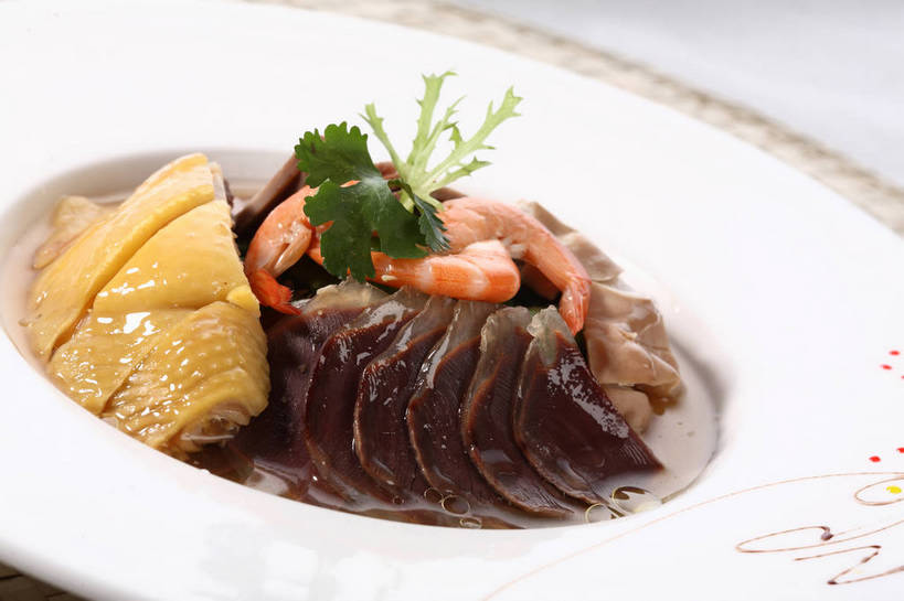 内脏,无人,交叉,横图,俯视,室内,特写,白天,烹饪,中餐,餐桌,桌子,竹子,餐具,叶子,阴影,竹制,编织,反射,碟子,盘,影子,鸡肉,肉,虾仁,牛肉,料理,食品,绿叶,猪肉,猪肚,菜肴,美食,肉类,食物,一个,白色,盘子,碟,中式,嫩叶,佳肴,单个,餐台,中华料理,竹条,虾肉,交织,配菜,竹制品,肉食,白斩鸡,豚肉,穿插,三黄油鸡,舌头,肚子,叶,叶片,彩图,高角度拍摄,牛脷,牛舌,shjb1