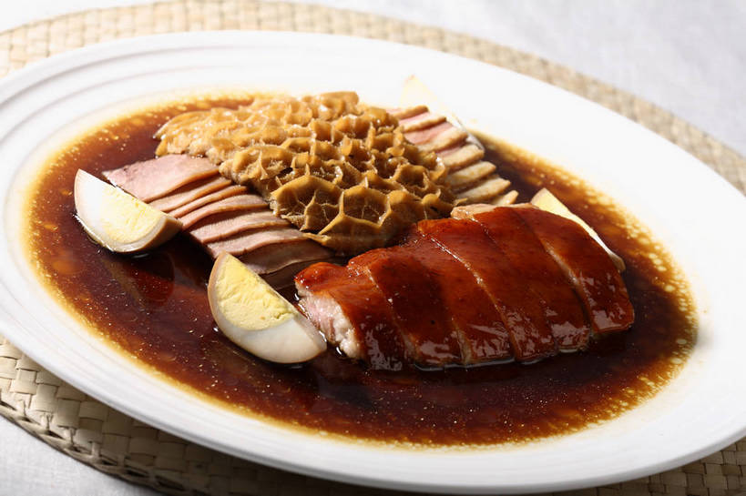 无人,交叉,横图,俯视,室内,特写,白天,烹饪,中餐,餐桌,桌子,竹子,餐具,一排,切开,阴影,竹制,朦胧,模糊,整齐,并列,并排,编织,反射,碟子,盘,影子,蛋,鸡蛋,肉,牛肉,料理,食品,水煮蛋,鸭肉,冷盘,菜肴,美食,肉类,茶叶蛋,食物,排列,一个,白色,盘子,碟,切,中式,冷菜,凉菜,佳肴,单个,餐台,中华料理,竹条,交织,竹制品,队列,毛肚,平行,剖面,肉食,百叶,酱鸭,牛百叶,切面,卵,穿插,五香茶叶蛋,五香蛋,舌头,彩图,高角度拍摄,牛肚,牛脷,牛舌,鸡卵,鸡子,肚尖,牛胃,煮鸡蛋,shjb1