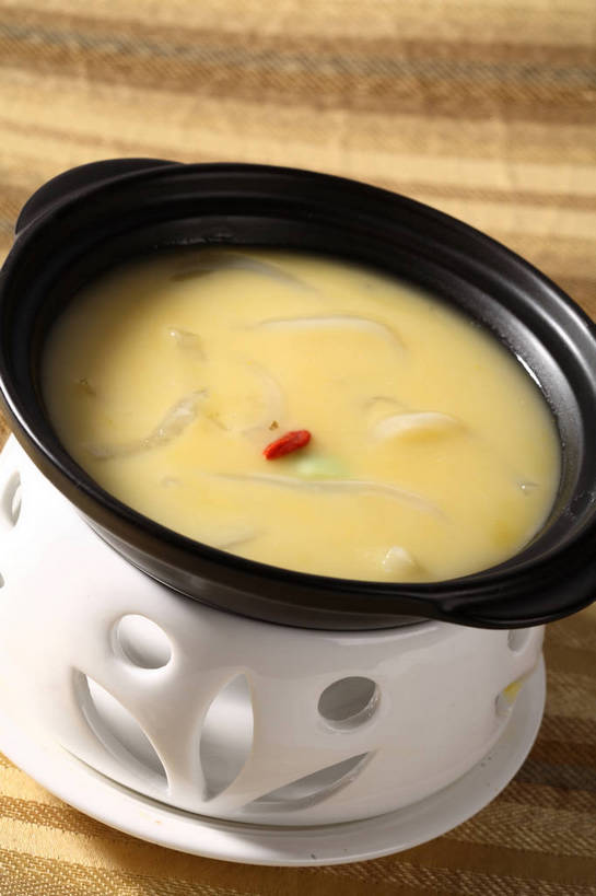 无人,竖图,俯视,室内,特写,白天,烹饪,西餐,植物,餐桌,桌子,蔬菜,厨具,阴影,新鲜,反射,布料,锅子,砂锅,影子,陶瓷,蔬菜汤,汤,料理,食品,果实,草药,药草,陶瓷制品,布纹,锅,菜肴,美食,中药,桌布,食物,一个,黄色,红色,黑色,餐巾,台布,西式,佳肴,有机食品,绿色食品,单个,餐台,锅具,枸杞子,枸杞,药材,中草药,烹饪用具,洋葱汤,中药材,本草,苟起子,枸杞豆,枸杞果,血杞子,羹汤,烹调用具,餐桌布,烹调,彩图,高角度拍摄,shjb1