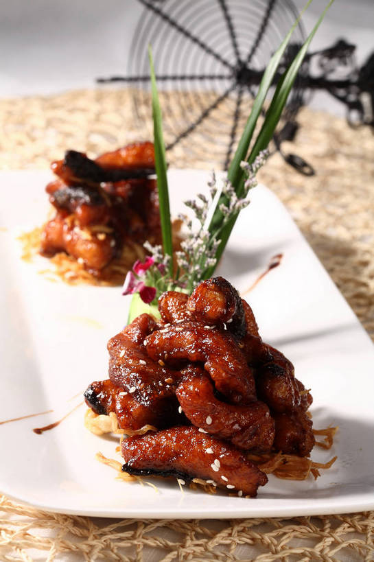 无人,竖图,俯视,室内,特写,白天,烹饪,中餐,餐桌,桌子,黄瓜,蔬菜,餐具,叶子,一堆,阴影,堆叠,堆积,朦胧,模糊,新鲜,盛开,反射,碟子,盘,影子,肉,料理,食品,绿叶,花蕾,猪肉,菜肴,美食,肉类,花,花瓣,花朵,鲜花,食物,一个,红色,白色,盘子,碟,花苞,花蕊,中式,嫩叶,佳肴,有机食品,绿色食品,单个,餐台,中华料理,堆,配菜,肉食,豚肉,叶,叶片,青瓜,胡瓜,彩图,高角度拍摄,酸甜,糖醋菜,糖醋肉段,shjb1