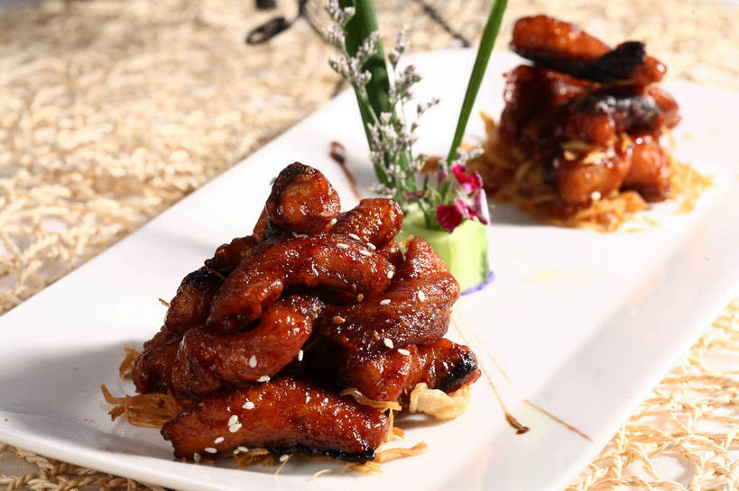 无人,横图,俯视,室内,特写,白天,烹饪,中餐,餐桌,桌子,黄瓜,蔬菜,餐具,叶子,一堆,阴影,堆叠,堆积,朦胧,模糊,新鲜,盛开,反射,碟子,盘,影子,肉,料理,食品,绿叶,花蕾,猪肉,菜肴,美食,肉类,花,花瓣,花朵,鲜花,食物,一个,红色,白色,盘子,碟,花苞,花蕊,中式,嫩叶,佳肴,有机食品,绿色食品,单个,餐台,中华料理,堆,配菜,肉食,豚肉,叶,叶片,青瓜,胡瓜,彩图,高角度拍摄,酸甜,糖醋菜,糖醋肉段,shjb1