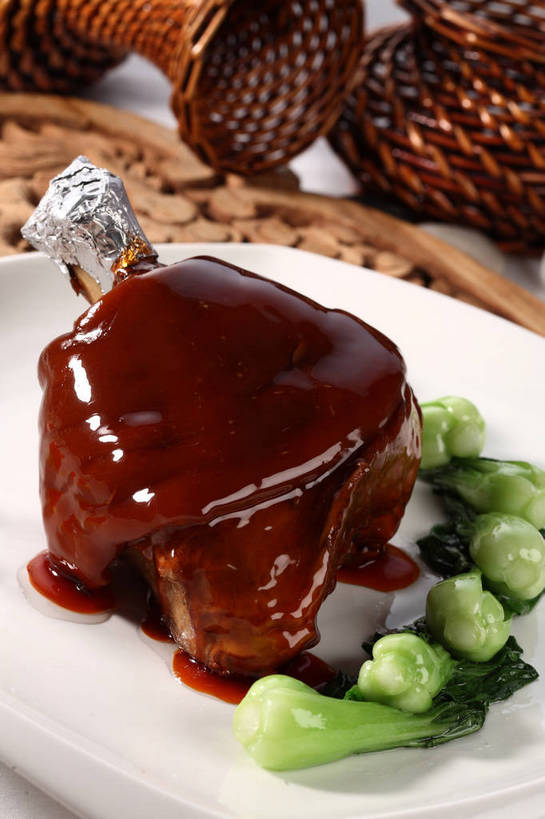 无人,交叉,竖图,俯视,室内,特写,白天,烹饪,中餐,餐桌,桌子,竹子,蔬菜,餐具,木雕,雕塑,阴影,竹制,新鲜,艺术,装饰,编织,反射,包装,包装纸,雕刻,雕像,碟子,铝箔纸,盘,锡箔纸,影子,纸,竹篓,青菜,红烧,肉,料理,食品,纸张,猪肉,菜肴,美食,肉类,食物,排列,一个,红色,绿色,白色,盘子,容器,工艺品,碟,中式,佳肴,有机食品,绿色食品,单个,餐台,纪念,中华料理,储藏,竹条,交织,美术,包装材料,竹制品,储存,主题,小白菜,陈列,肉食,锡箔,红烧蹄髈,蹄髈,铝箔,豚肉,功能,美学,摆列,穿插,不结球白菜,红烧菜,彩图,高角度拍摄,肘子,蹄膀,红烧蹄膀,红烧肘子,布列,分列,贮存,shjb1