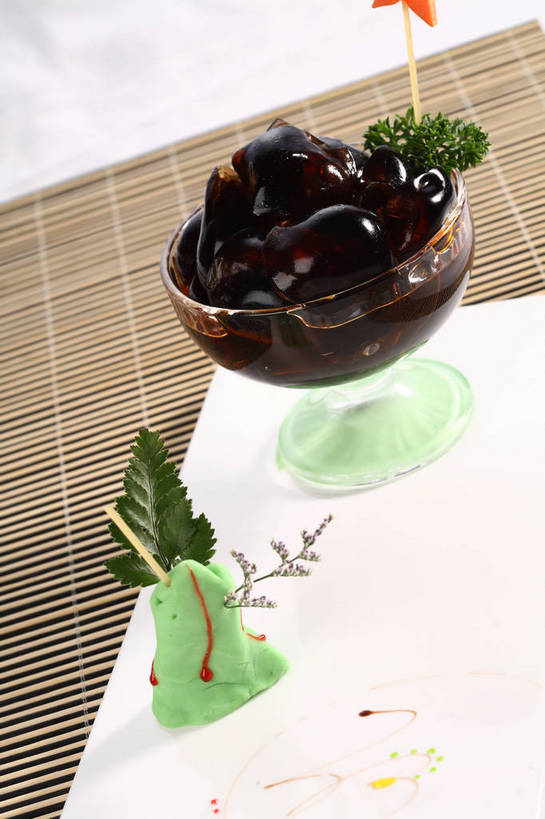 点心,无人,竖图,俯视,室内,特写,白天,植物,餐桌,桌子,萝卜,胡萝卜,芹菜,蔬菜,杯子,餐具,叶子,雕塑,一堆,许多,阴影,堆叠,堆积,竹制,新鲜,艺术,装饰,反射,雕刻,雕像,碟子,盘,影子,竹席,星星,料理,食品,绿叶,草药,药草,很多,龟苓膏,美食,中药,玻璃制品,食物,两个,绿色,黑色,盘子,水杯,工艺品,碟,星形,橙色,中式,嫩叶,有机食品,绿色食品,荷兰芹,欧芹,香芹,餐台,堆,华丽,修饰,美术,点缀,配菜,竹制品,黄萝卜,番萝卜,药材,中草药,五角形,中药材,本草,法香,巴西利,洋香菜,洋芫荽,法国香菜,美学,衬托,美观,雅致,雅观,旱芹菜,番荽,叶,叶片,玻璃杯,红萝卜,甘荀,五角星,彩图,高角度拍摄,丁香萝卜,胡芦菔金,金笋,食雕,食品雕刻,食物雕刻,土茯苓,shjb1