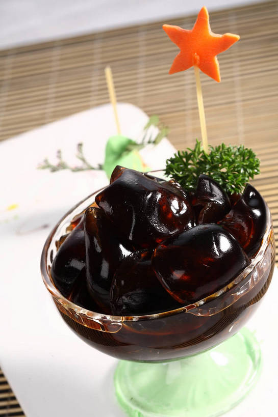 点心,无人,竖图,俯视,室内,特写,白天,植物,餐桌,桌子,萝卜,胡萝卜,芹菜,蔬菜,杯子,餐具,叶子,雕塑,一堆,许多,阴影,堆叠,堆积,竹制,新鲜,艺术,装饰,反射,雕刻,雕像,碟子,盘,影子,竹席,星星,料理,食品,绿叶,草药,药草,很多,龟苓膏,美食,中药,玻璃制品,食物,两个,绿色,黑色,盘子,水杯,工艺品,碟,星形,橙色,中式,嫩叶,有机食品,绿色食品,荷兰芹,欧芹,香芹,餐台,堆,华丽,修饰,美术,点缀,配菜,竹制品,黄萝卜,番萝卜,药材,中草药,五角形,中药材,本草,法香,巴西利,洋香菜,洋芫荽,法国香菜,美学,衬托,美观,雅致,雅观,旱芹菜,番荽,叶,叶片,玻璃杯,红萝卜,甘荀,五角星,彩图,高角度拍摄,丁香萝卜,胡芦菔金,金笋,食雕,食品雕刻,食物雕刻,土茯苓,shjb1