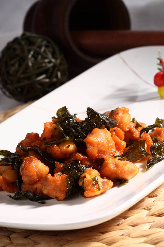 无人,竖图,俯视,室内,特写,白天,烹饪,中餐,游戏,餐桌,桌子,樱桃,餐具,水果,玩具,阴影,日本文化,新鲜,艺术,盛开,反射,碟子,盘,影子,肉,生食,料理,食品,果实,球状,玩,花蕾,文化,娱乐,传统,咕咾肉,咕噜肉,猪肉,雪菜,菜肴,美食,肉类,球,花,花瓣,花朵,鲜花,食物,一个,红色,白色,盘子,线球,碟,花苞,花蕊,休闲,球体,中式,器皿,益智,佳肴,有机食品,绿色食品,单个,餐台,活动,中华料理,研磨,臼杵,发泄,消遣,智力,里脊肉,肉食,豚肉,研杵,研钵,宣泄,雪里红,臼,手鞠,手毬,甜酸肉,喷出,广东菜,粤菜,樱珠,莺桃,英桃,楔桃,牛桃,荆桃,玩耍,嬉戏,彩图,高角度拍摄,里脊,猪里脊肉,雪里蕻,shjb1