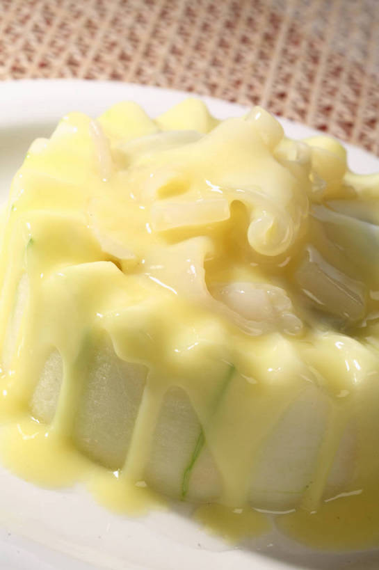 无人,交叉,竖图,俯视,室内,特写,白天,烹饪,中餐,餐桌,桌子,竹子,蔬菜,餐具,阴影,竹制,新鲜,编织,反射,碟子,盘,影子,调料,酱料,酱汁,佐料,料理,食品,调味品,调味料,酱,冬瓜,菜肴,美食,食物,一个,黄色,白色,盘子,碟,中式,白瓜,佳肴,有机食品,绿色食品,单个,餐台,中华料理,竹条,交织,竹制品,穿插,水芝,彩图,高角度拍摄,白冬瓜,地芝,东瓜,濮瓜,枕瓜,shjb1