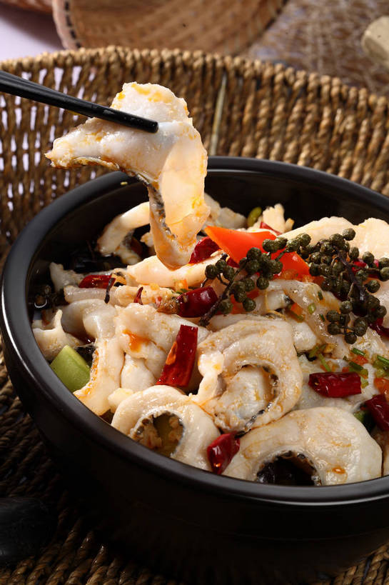 无人,交叉,竖图,俯视,室内,特写,白天,烹饪,中餐,餐桌,筷子,桌子,竹子,辣椒,餐具,一双,阴影,竹制,编织,反射,篮子,影子,竹篓,陶瓷,大白菜,青椒,调味,肉,香料,鱼肉,佐料,鱼片,料理,食品,陶瓷制品,文化,传统,白菜,酸菜,菜肴,美食,肉类,食物,三个,黑色,容器,竹篮,碗,中式,佳肴,餐台,中华料理,酸菜鱼,储藏,竹条,礼节,交织,花椒,山椒,配料,竹制品,储存,干辣椒,川菜,礼仪,脱水,肉食,辣角,红海椒,大椒,辣虎,广椒,结球白菜,作料,穿插,胶菜,四川菜,大花椒,狗椒,红花椒,青花椒,蜀椒,香椒,进餐用具,辣子,红辣椒,红椒,海椒,番椒,彩图,高角度拍摄,干海椒,筒筒辣角,黄芽白,贮存,shjb1