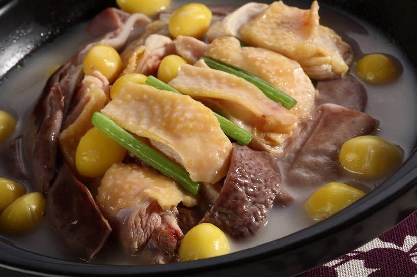 内脏,无人,横图,俯视,室内,特写,白天,烹饪,中餐,餐桌,桌子,蔬菜,厨具,阴影,新鲜,反射,锅子,砂锅,影子,陶瓷,鸡肉,肉,汤,料理,食品,坚果,陶瓷制品,锅,猪肉,猪肚,菜肴,美食,肉类,食物,一个,黄色,绿色,黑色,干果,中式,佳肴,有机食品,绿色食品,单个,餐台,锅具,中华料理,肉食,烹饪用具,鸡汤,豚肉,肚子,烹调用具,银杏,白果,烹调,彩图,高角度拍摄,shjb1,白果猪肚土鸡汤,土鸡汤