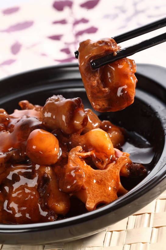 骨骼,无人,竖图,俯视,室内,特写,白天,烹饪,中餐,餐桌,筷子,桌子,餐具,厨具,一堆,一双,阴影,堆叠,堆积,反射,锅子,砂锅,影子,陶瓷,排骨,肉,料理,食品,陶瓷制品,骨头,文化,传统,锅,猪肉,菜肴,美食,肉类,食物,一个,黑色,中式,佳肴,单个,餐台,锅具,中华料理,堆,礼节,骨架,小排,礼仪,肉食,糖醋排骨,烹饪用具,豚肉,进餐用具,烹调用具,烹调,彩图,高角度拍摄,酸甜,糖醋菜,shjb1